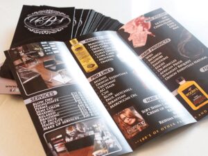 An image of Print Mor's UV-coated high gloss paper for your custom business flyers and brochures. This glossy leaflet paper can be customized to your liking.